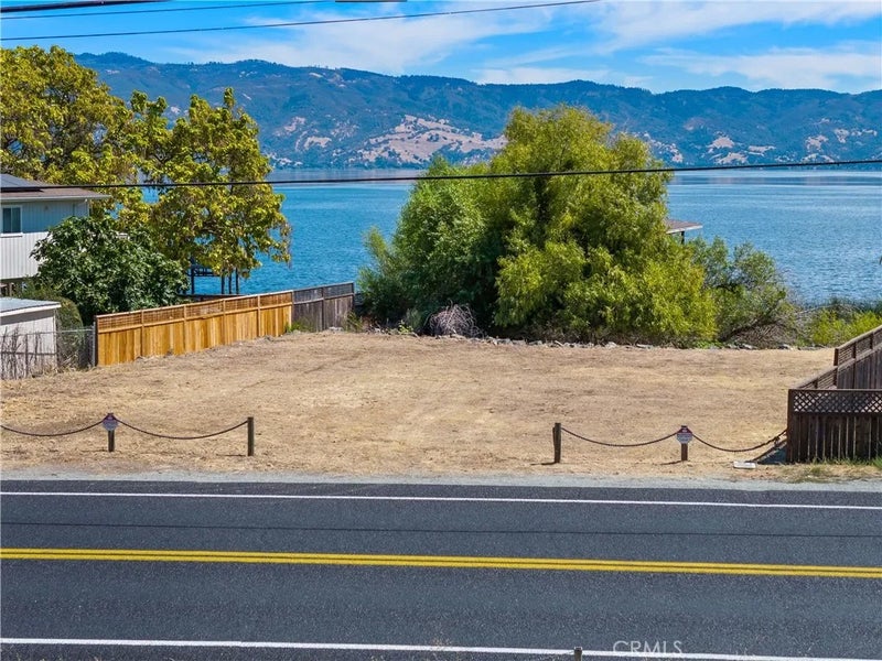2832 Lakeshore