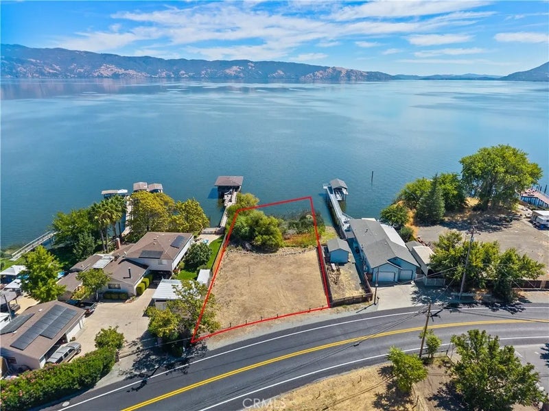 2832 Lakeshore