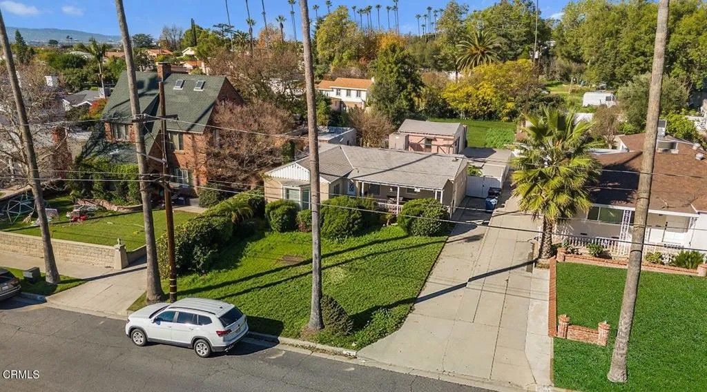 Photo of 1023 E Elmwood Avenue, Burbank, CA 91501 (MLS # P1-25581)