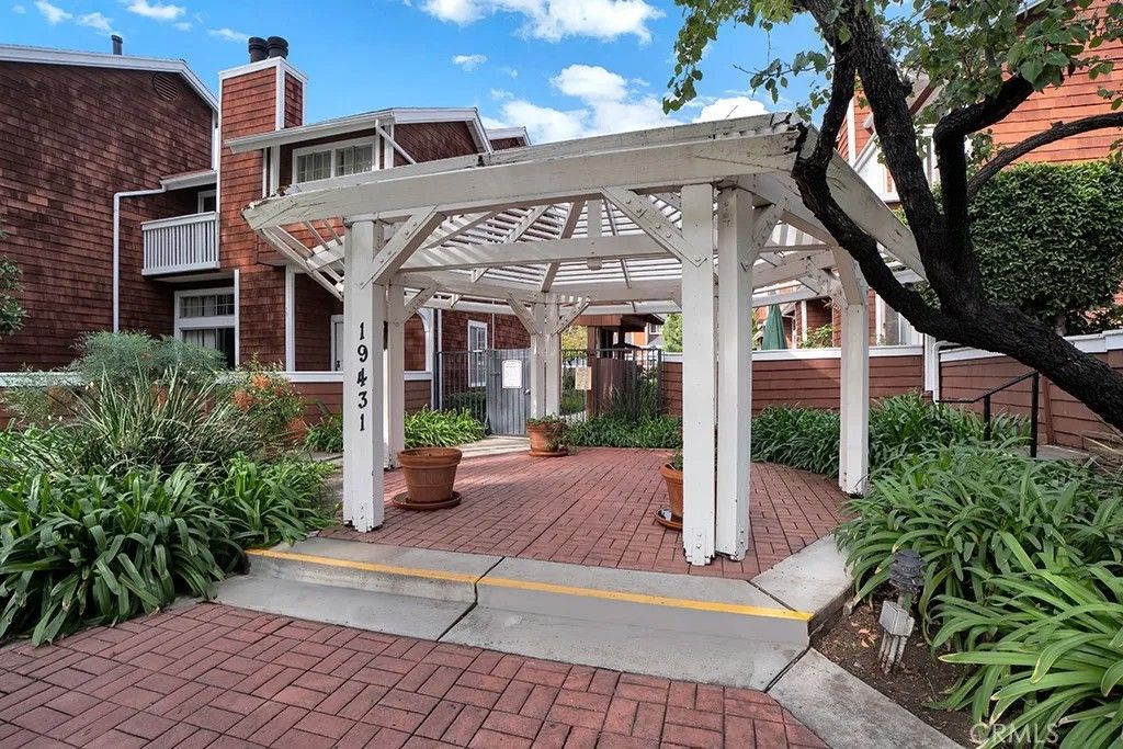 Photo of 19431 Sherman Way #10, Reseda, CA 91335 (MLS # SR25267338)