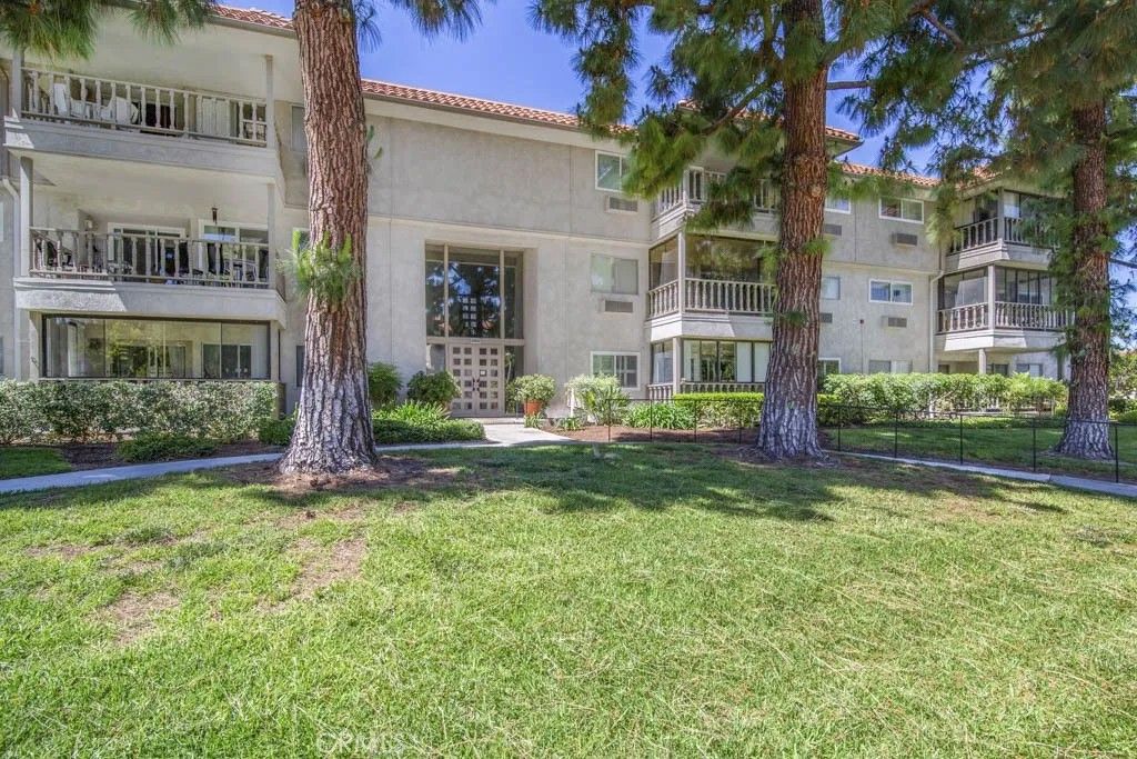 Photo of 2402 Via Mariposa W unit 1C, Laguna Woods, CA 92637 (MLS # OC25282084)