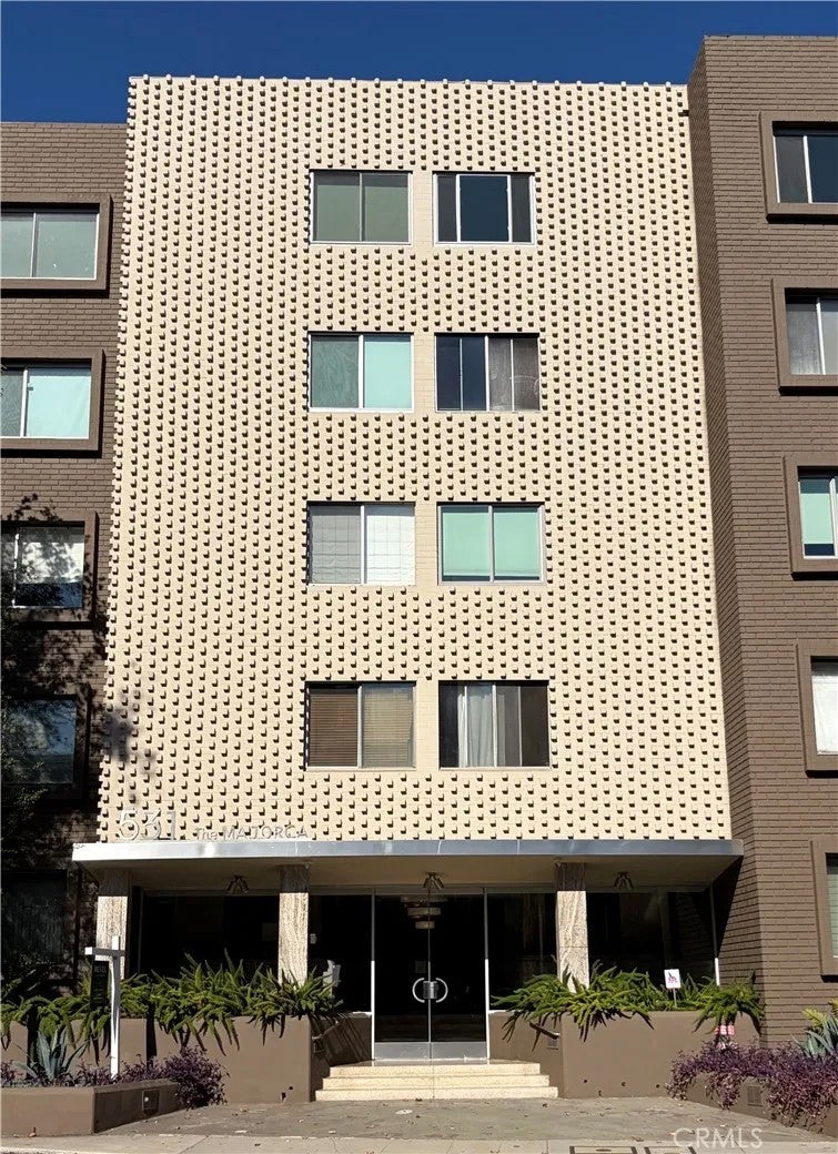 531 N Rossmore 206