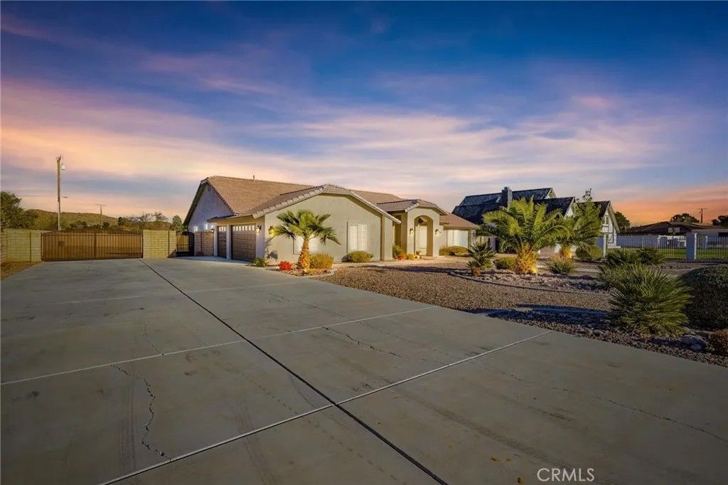 Photo of 14305 Bochee Rd, Apple Valley, CA 92307 (MLS # HD26015169)