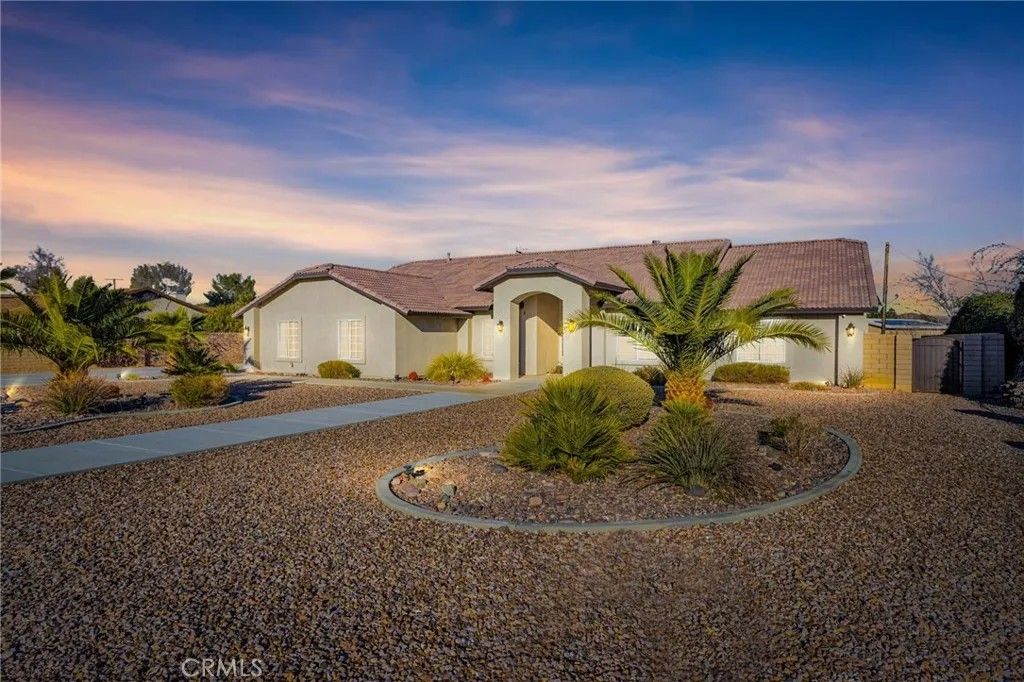 Photo of 14305 Bochee Rd, Apple Valley, CA 92307 (MLS # HD26015169)