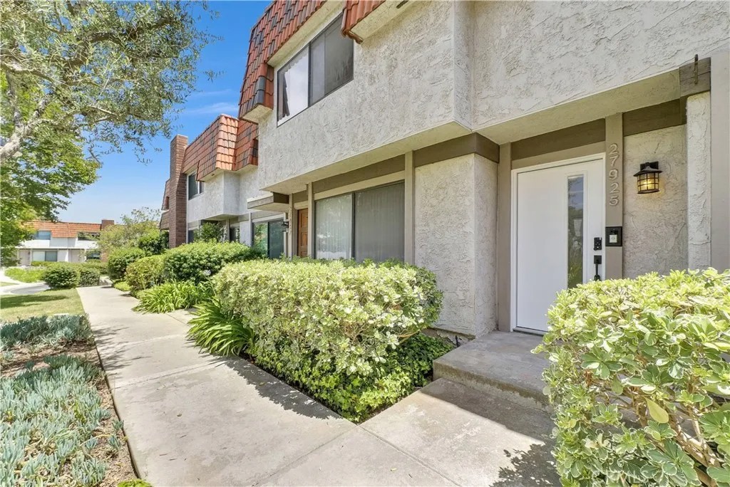 27925 Ridgebluff Court