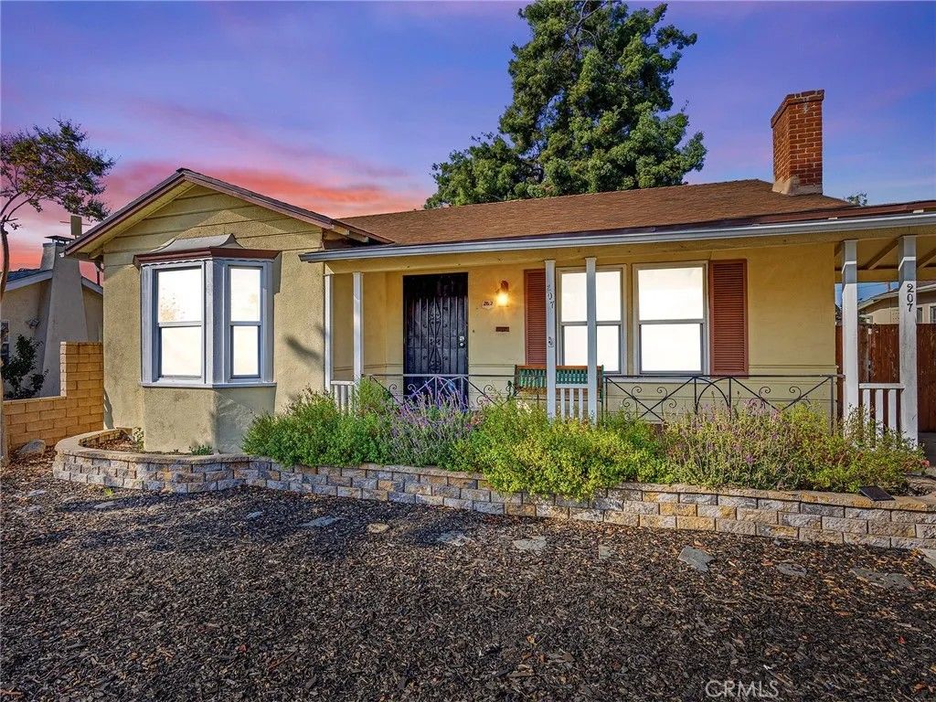 Photo of 207 W Ash Avenue, Burbank, CA 91502 (MLS # BB25251201)