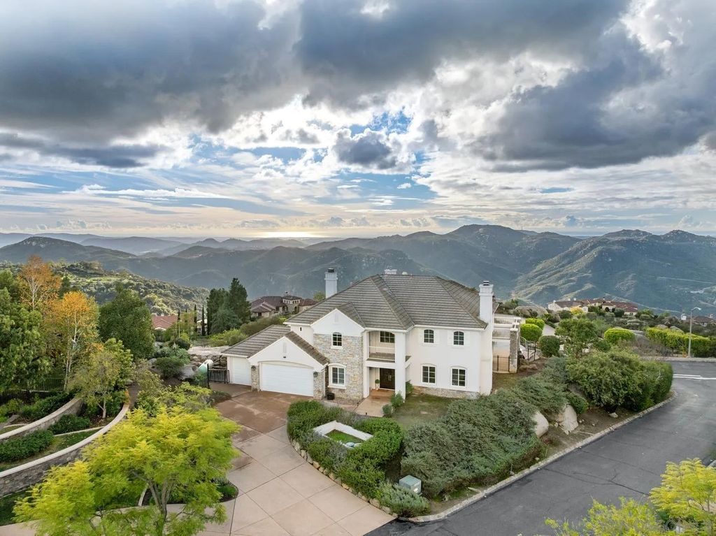 Photo of 29190 Crystal Ridge Ct, Escondido, CA 92026 (MLS # 250046117)