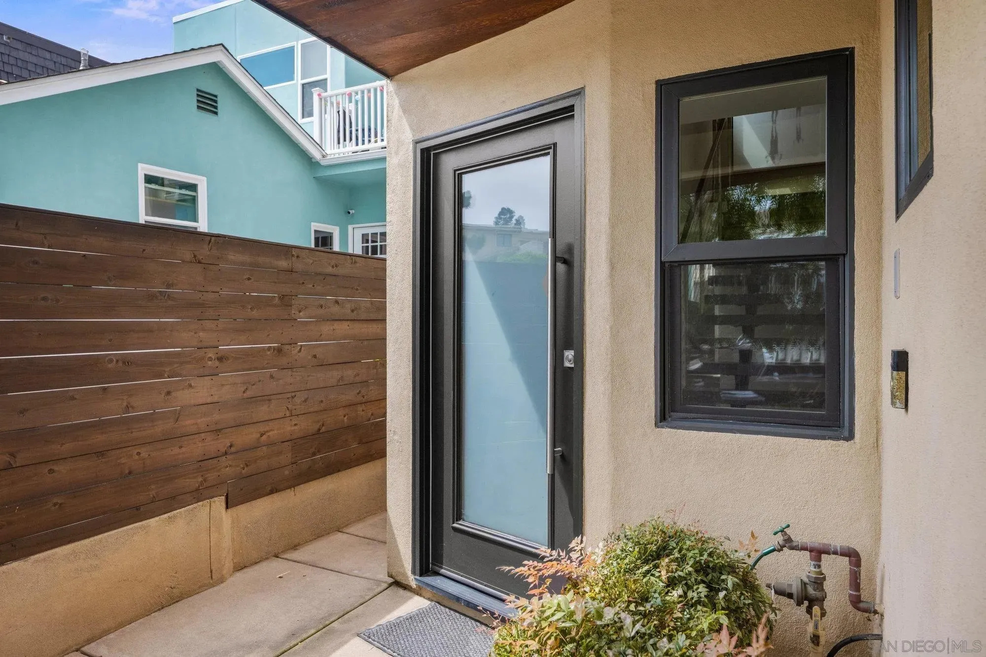 La Jolla, California 92037, United States, 3 Bedrooms Bedrooms, ,4 BathroomsBathrooms,Residential,Pending,203622