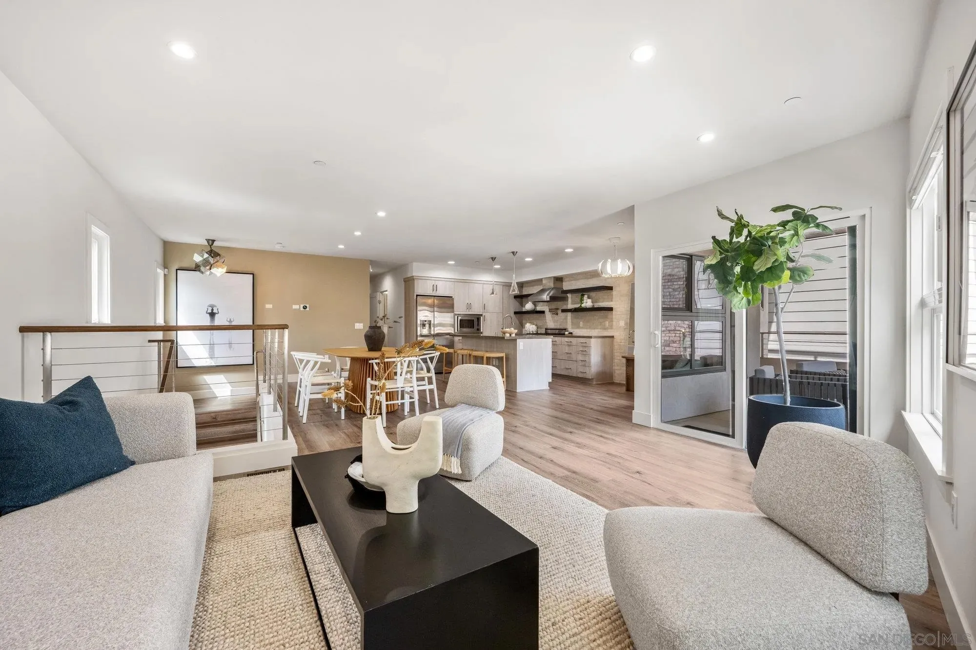 La Jolla, California 92037, United States, 3 Bedrooms Bedrooms, ,4 BathroomsBathrooms,Residential,Pending,203622