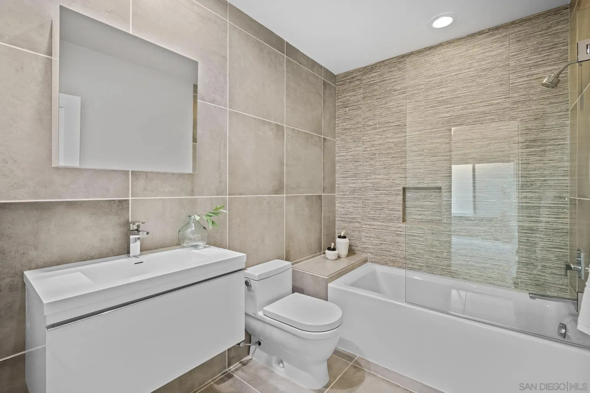 La Jolla, California 92037, United States, 3 Bedrooms Bedrooms, ,4 BathroomsBathrooms,Residential,Pending,203622