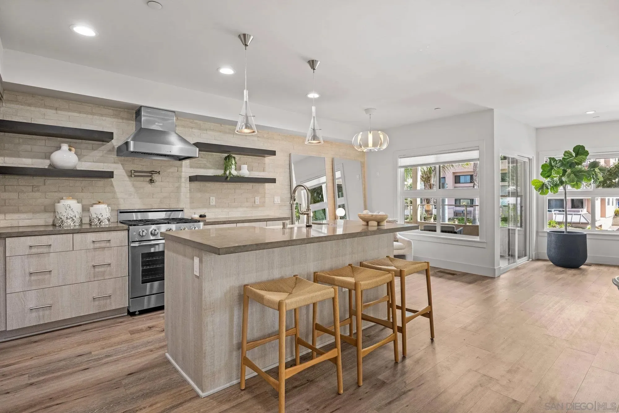 La Jolla, California 92037, United States, 3 Bedrooms Bedrooms, ,4 BathroomsBathrooms,Residential,Pending,203622