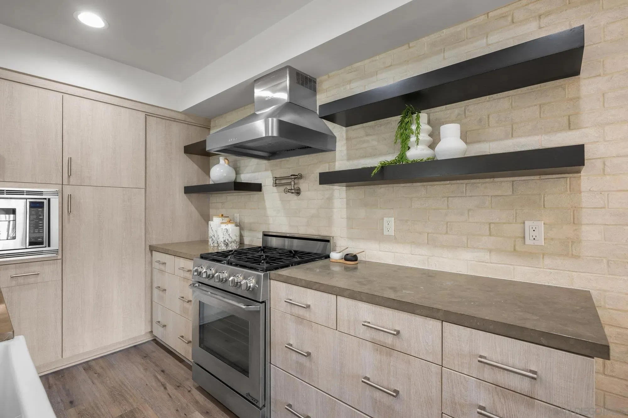 La Jolla, California 92037, United States, 3 Bedrooms Bedrooms, ,4 BathroomsBathrooms,Residential,Pending,203622