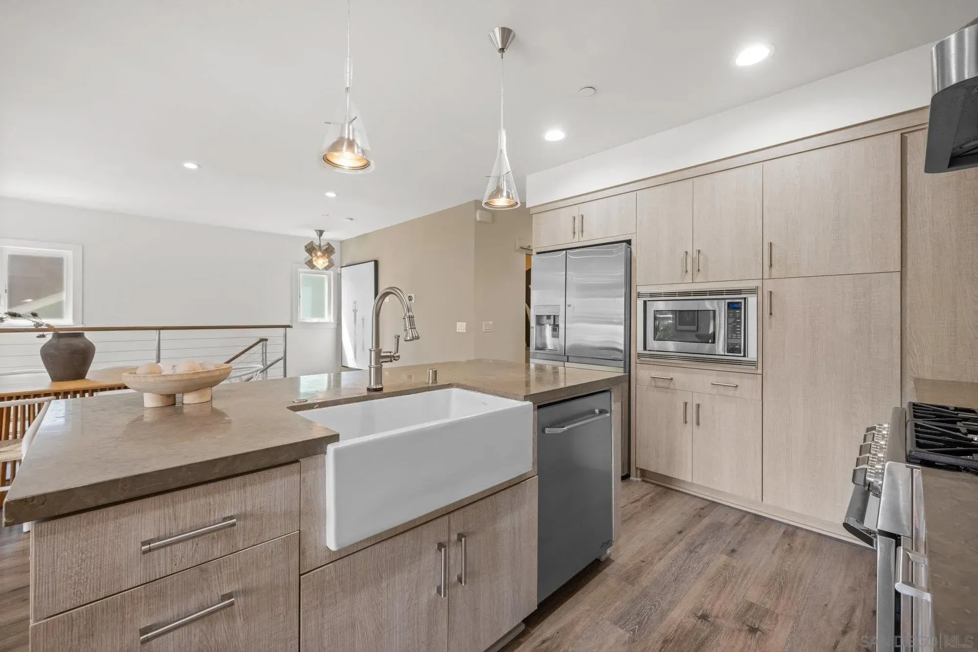 La Jolla, California 92037, United States, 3 Bedrooms Bedrooms, ,4 BathroomsBathrooms,Residential,Pending,203622