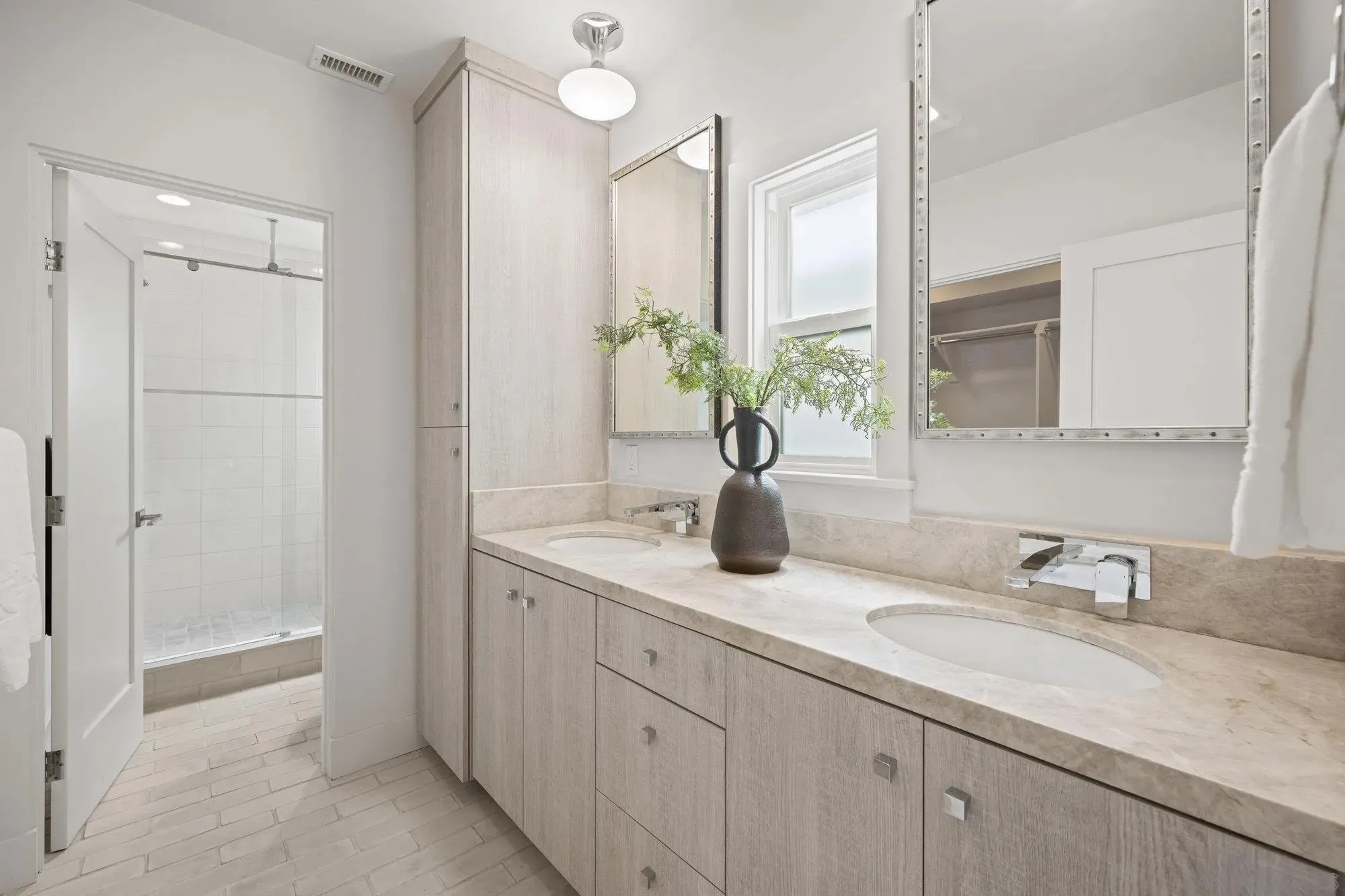 La Jolla, California 92037, United States, 3 Bedrooms Bedrooms, ,4 BathroomsBathrooms,Residential,Pending,203622