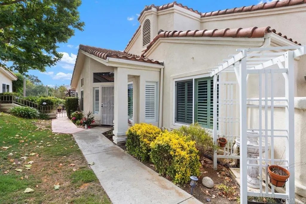 Photo of 9046 Circle R Oaks Lane, Escondido, CA 92026 (MLS # NDP2605927)
