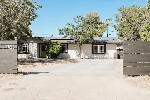 Photo of 7177 Sunny Place, Yucca Valley, CA 92284 (MLS # JT26118084)