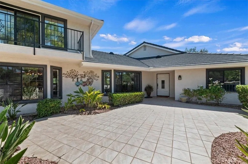 Photo of 31177 Mariposa Place, Temecula, CA 92592 (MLS # SW26091980)