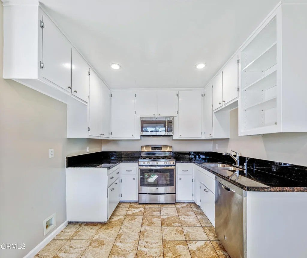 Photo of 590 N Los Robles Avenue #5, Pasadena, CA 91101 (MLS # P1-28777)
