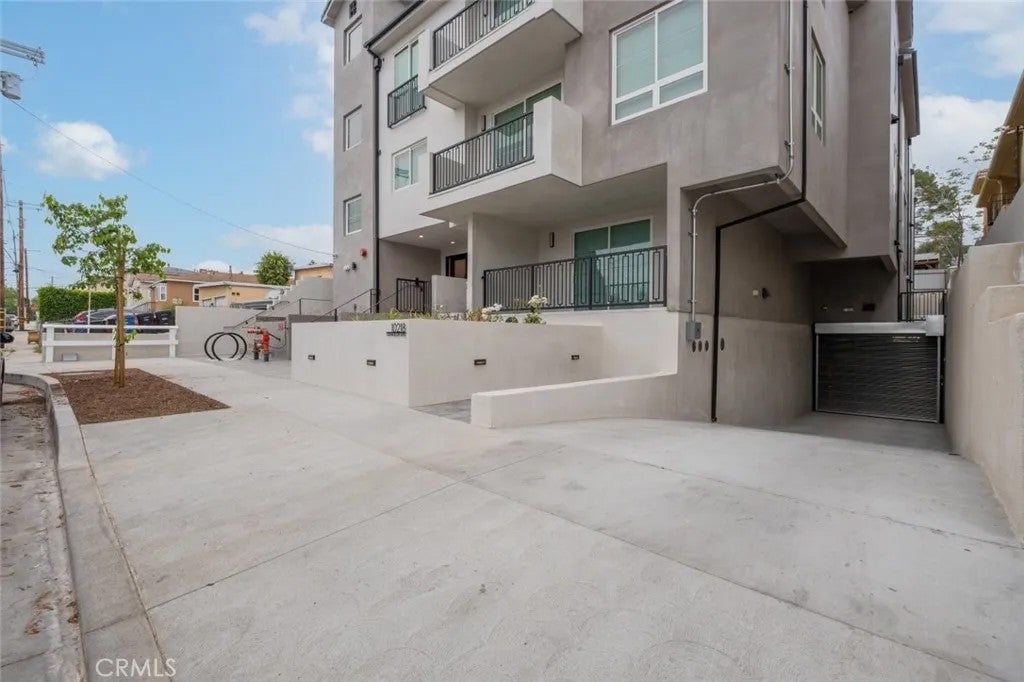Photo of 10218 Fernglen Ave #204, Tujunga, CA 91042 (MLS # GD26197695)