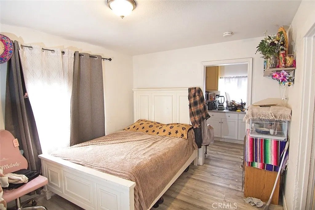 6905 Compton