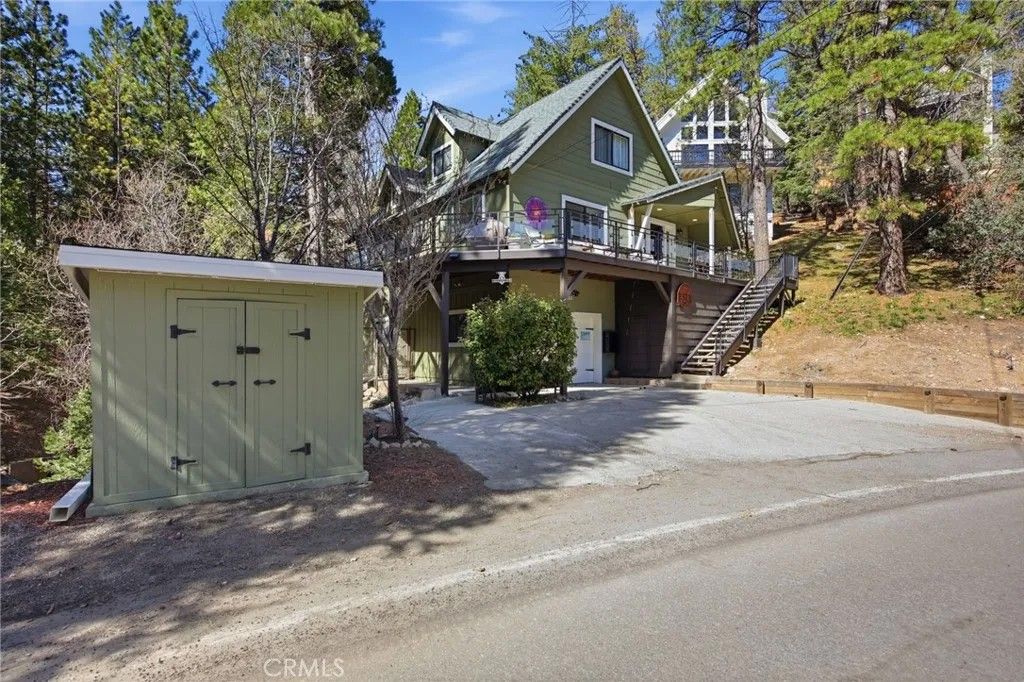 Photo of 528 Brentwood Dr, Lake Arrowhead, CA 92352 (MLS # IG26054340)