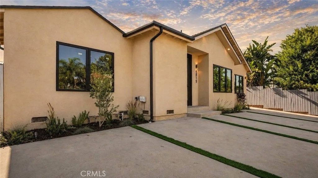 Photo of 4819 Genesta Ave, Encino, CA 91316 (MLS # SR26094328)