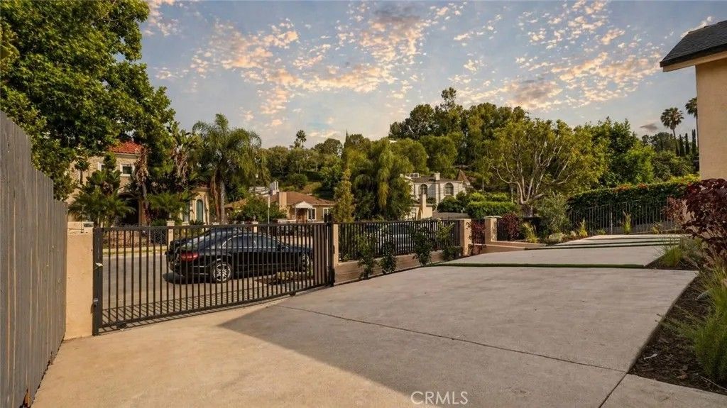 Photo of 4819 Genesta Ave, Encino, CA 91316 (MLS # SR26094328)