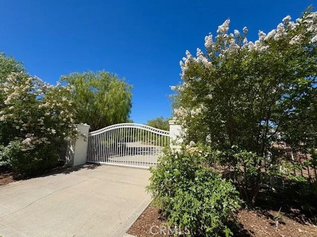 Photo of 40485 Via Caballos, Murrieta, CA 92562 (MLS # SW25104779)