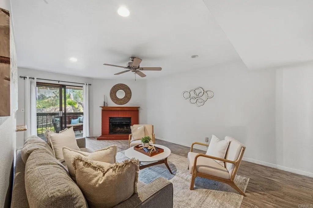 1908 VIA LAS PALMAS 32