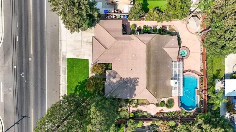 1755 E Tuolumne
