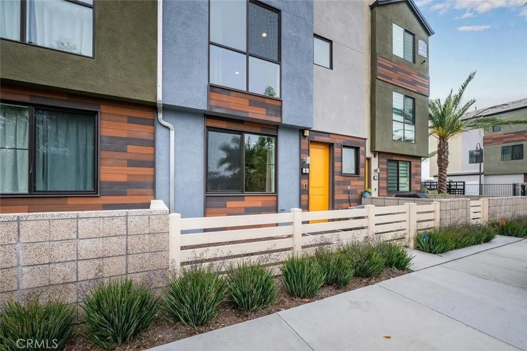 Photo of 5860 Linden Ave #8, Long Beach, CA 90805 (MLS # PW26063567)