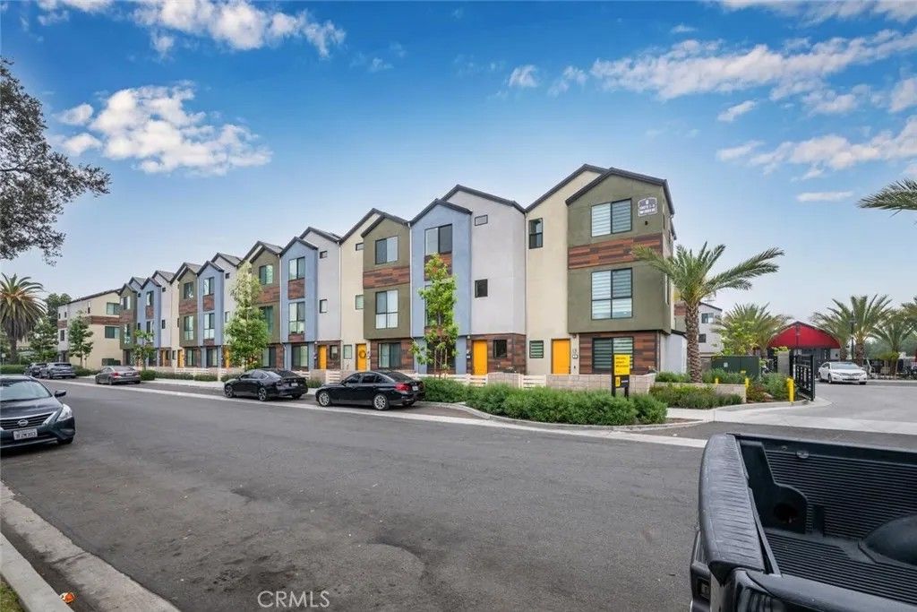 Photo of 5860 Linden Ave #8, Long Beach, CA 90805 (MLS # PW26063567)