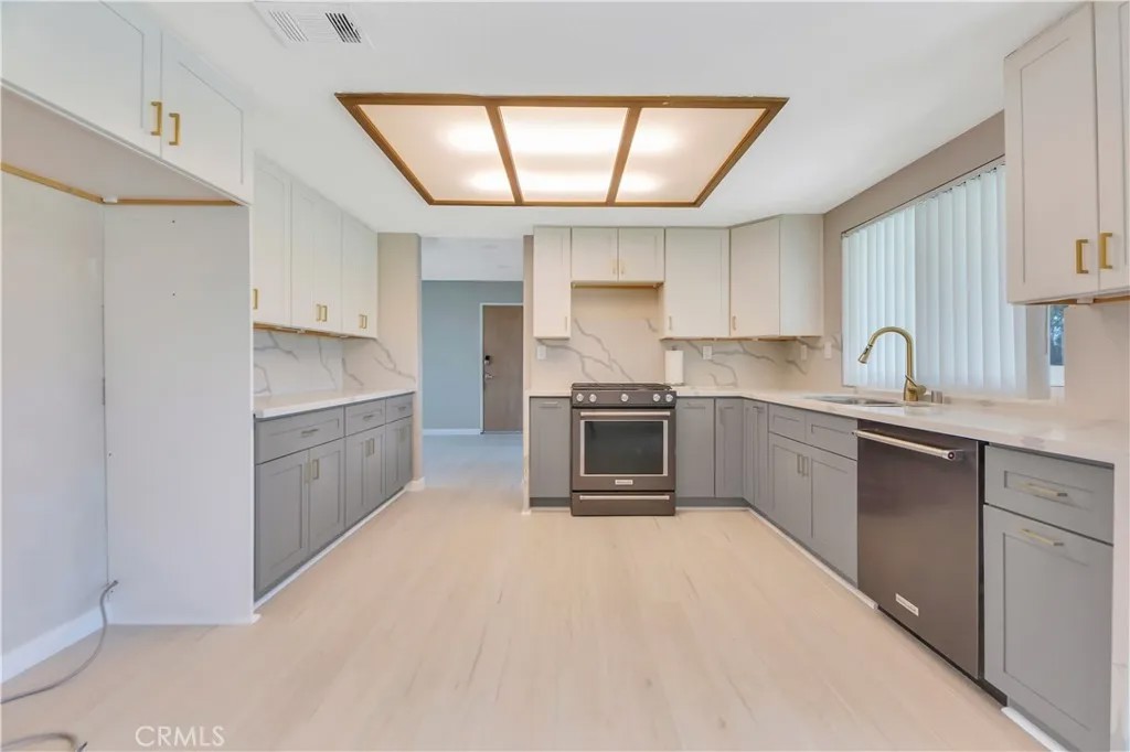 9742 E Avenue R8