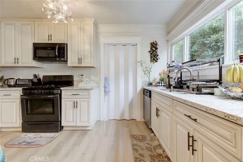Tiny photo for 466 Vine ST, Glendale, CA 91204 (MLS # GD26093971)