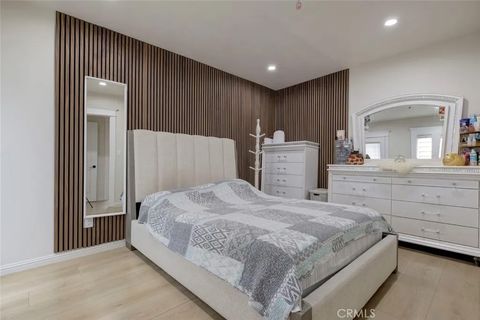 Tiny photo for 466 Vine ST, Glendale, CA 91204 (MLS # GD26093971)