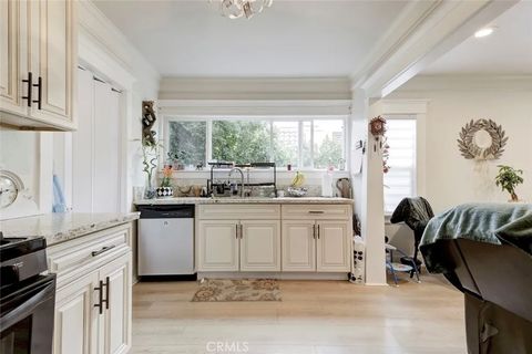 Tiny photo for 466 Vine ST, Glendale, CA 91204 (MLS # GD26093971)