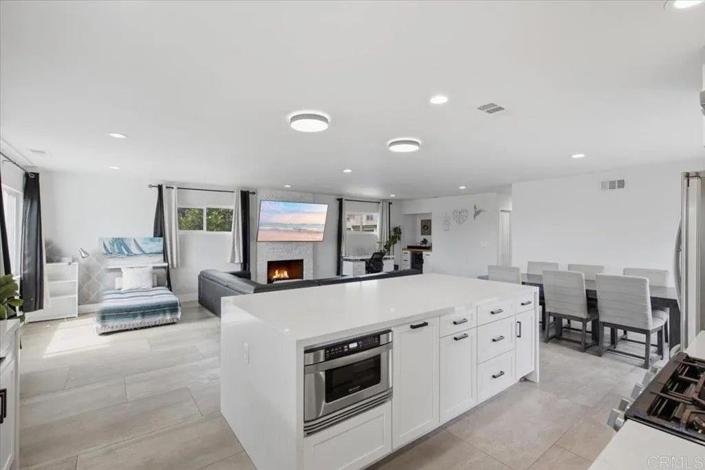 5141 Dubois Drive