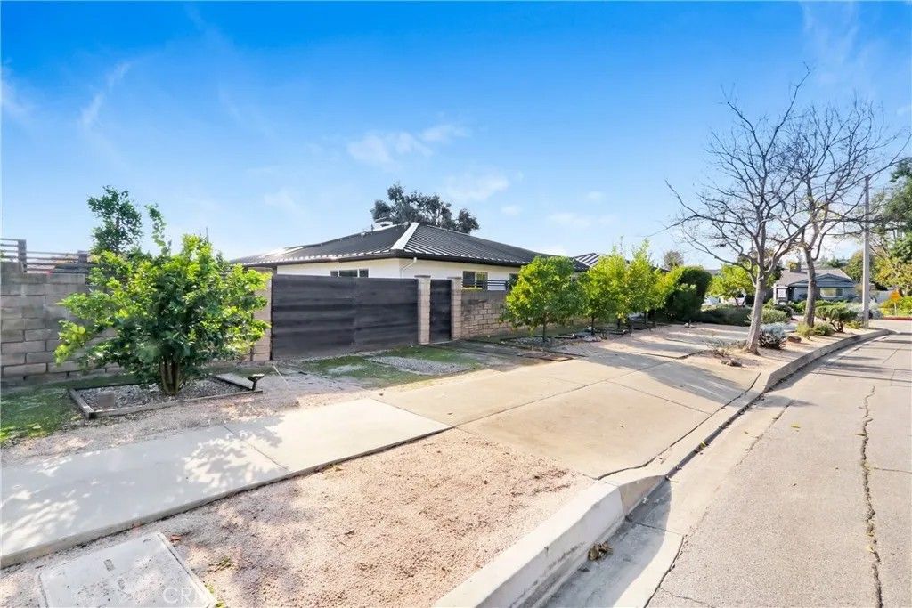 Photo of 2540 Stonehill Court, Claremont, CA 91711 (MLS # CV25282481)