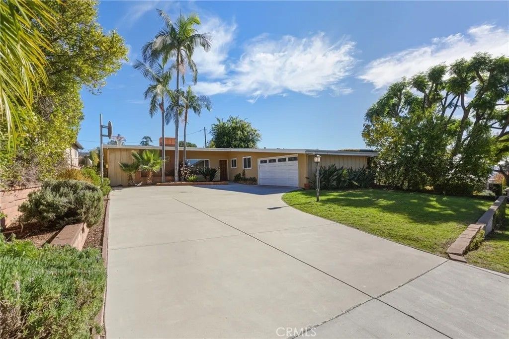 Photo of 438 Crestview Pl, Monrovia, CA 91016 (MLS # AR25272706)