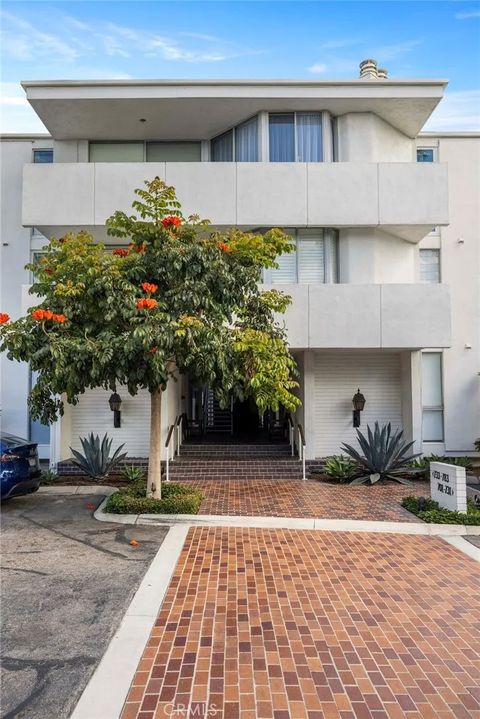 Tiny photo for 739 Avocado Ave, Corona Del Mar, CA 92625 (MLS # NP25239898)