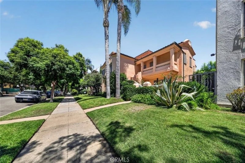 138 N La Peer Drive