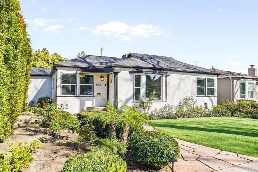 Photo of 612 S Mariposa Street, Burbank, CA 91506 (MLS # BB26040960)