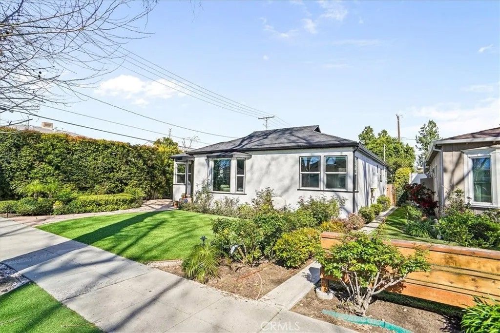 Photo of 612 S Mariposa Street, Burbank, CA 91506 (MLS # BB26040960)