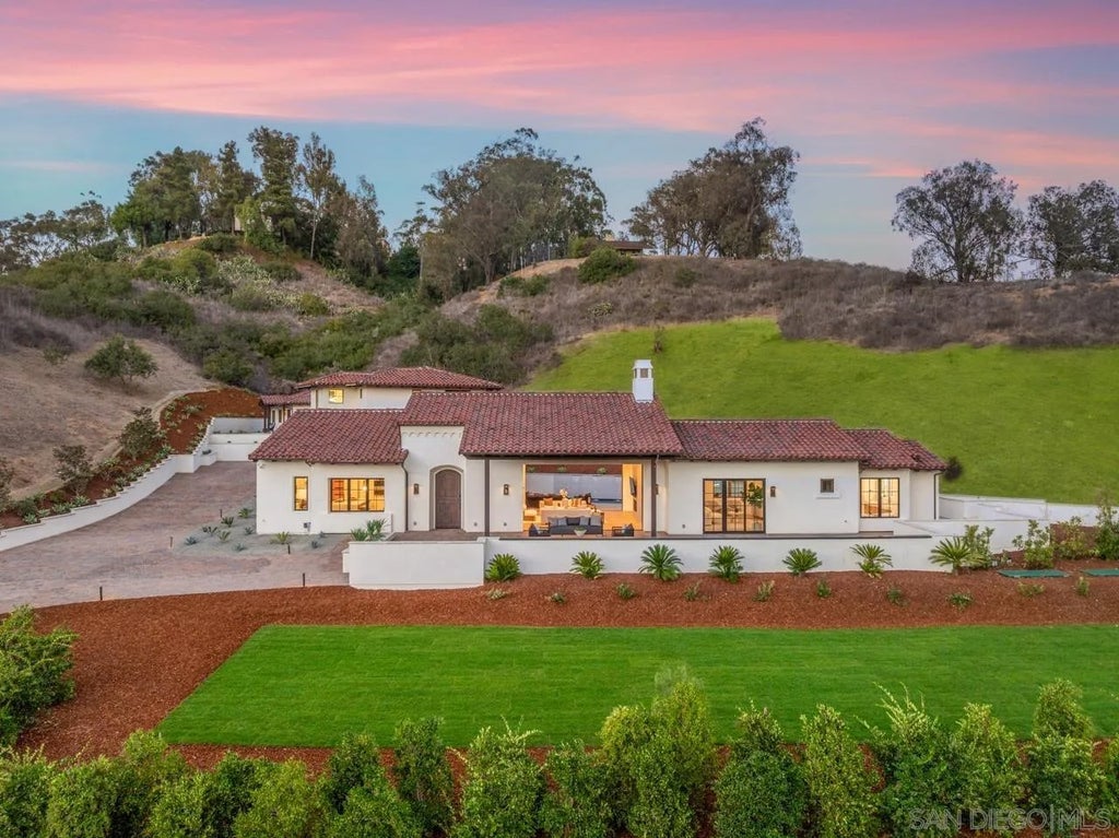 Photo of 5758 Las Palomas, Rancho Santa Fe, CA 92067 (MLS # 260014832)