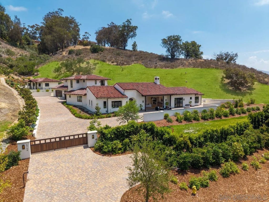 Photo of 5758 Las Palomas, Rancho Santa Fe, CA 92067 (MLS # 260014832)