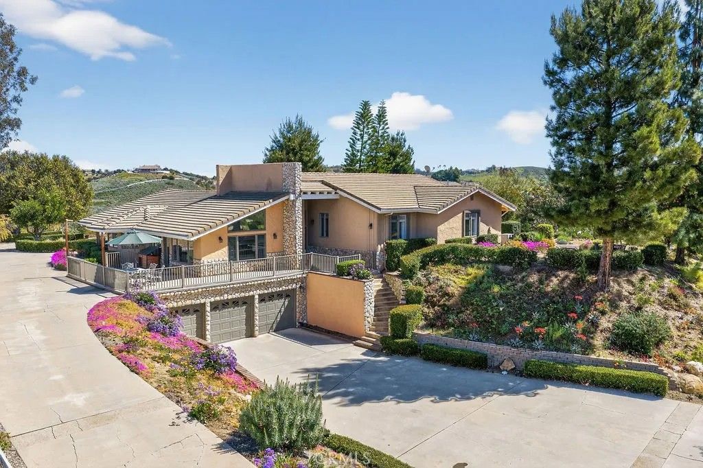 Photo of 20765 Avenida Castilla, Murrieta, CA 92562 (MLS # PW26052338)