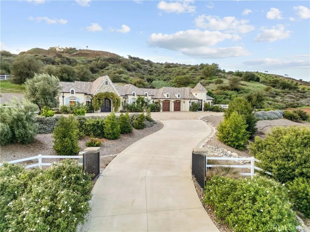 Photo of 39851 Paseo Chaparro, Murrieta, CA 92562 (MLS # SW26008864)