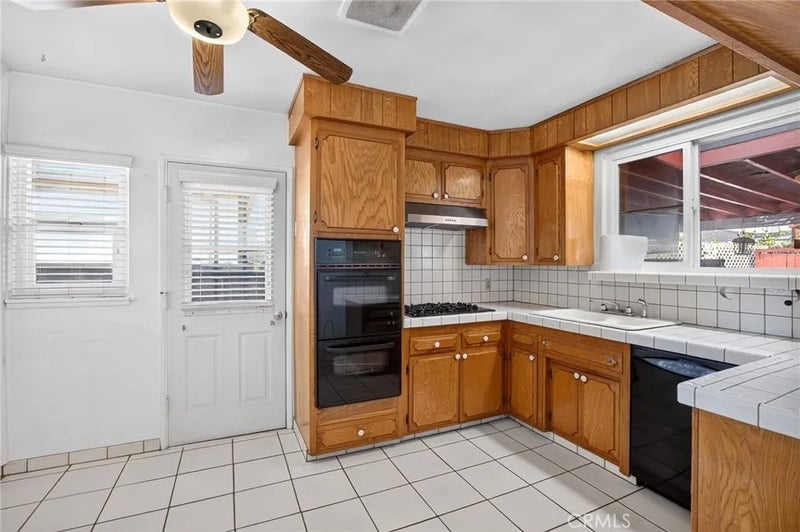 10923 Belcher