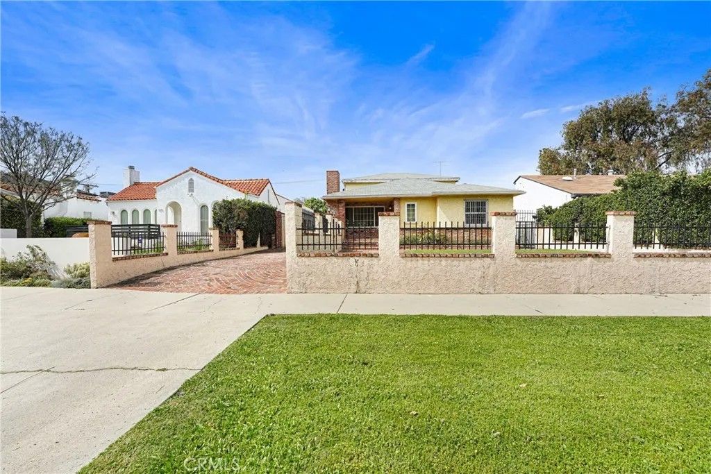 Photo of 1009 S Rimpau Blvd, Los Angeles, CA 90019 (MLS # HD26011212)