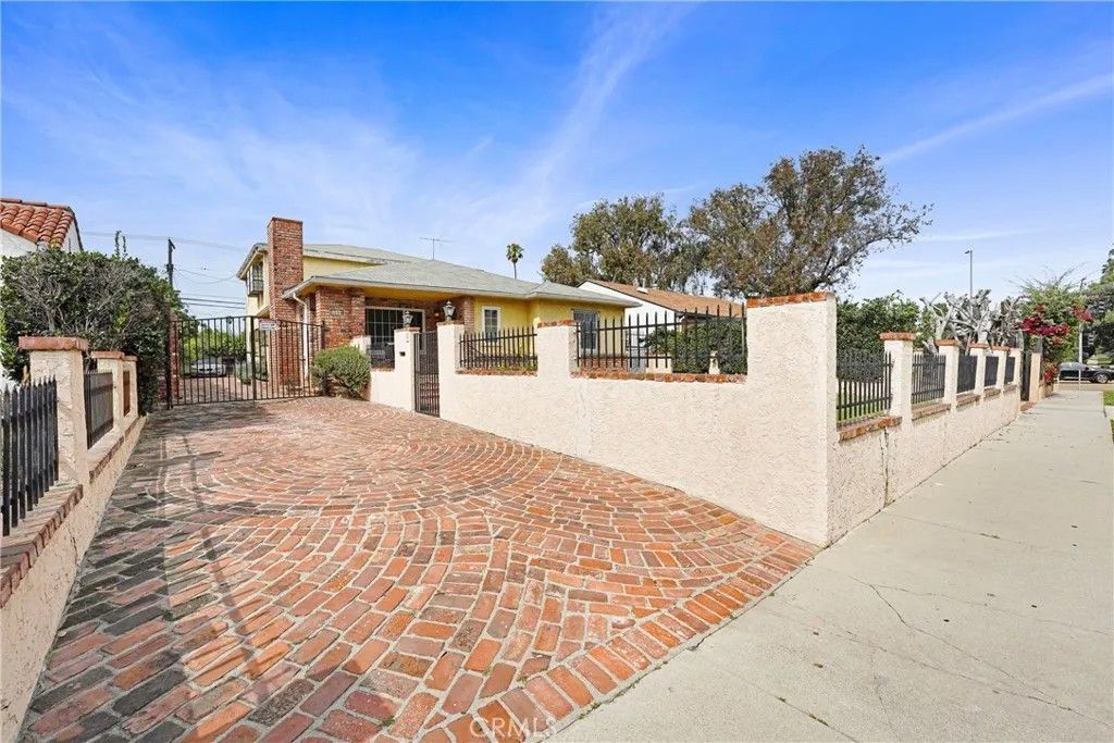 Photo of 1009 S Rimpau Blvd, Los Angeles, CA 90019 (MLS # HD26011212)